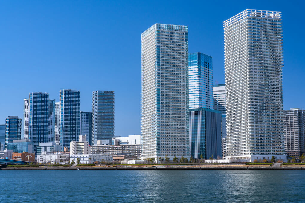 タワマン 住む 年収 どれくらい