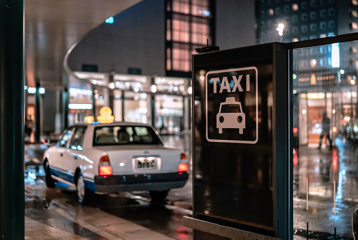 都心から自宅まで、タクシーでスマートに。夜の深い時間でも、荷物が多い時でも気軽に移動。